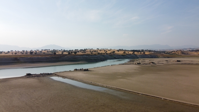 Baraj suları çekildi, köy sakinlerinin hatıraları canlandı